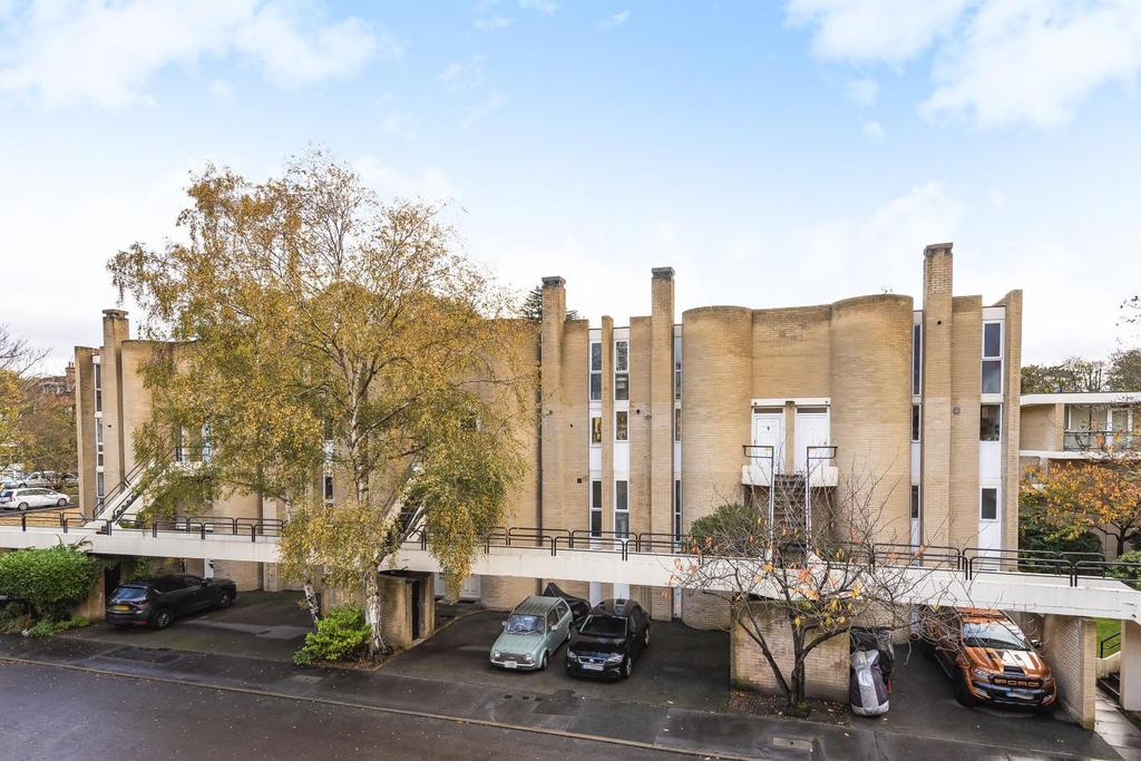 Apex Close, Beckenham 2 bed flat £375,000