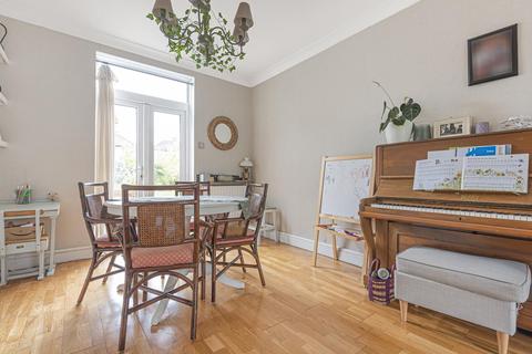 15 Linchmere Road, London, SE12 0NB