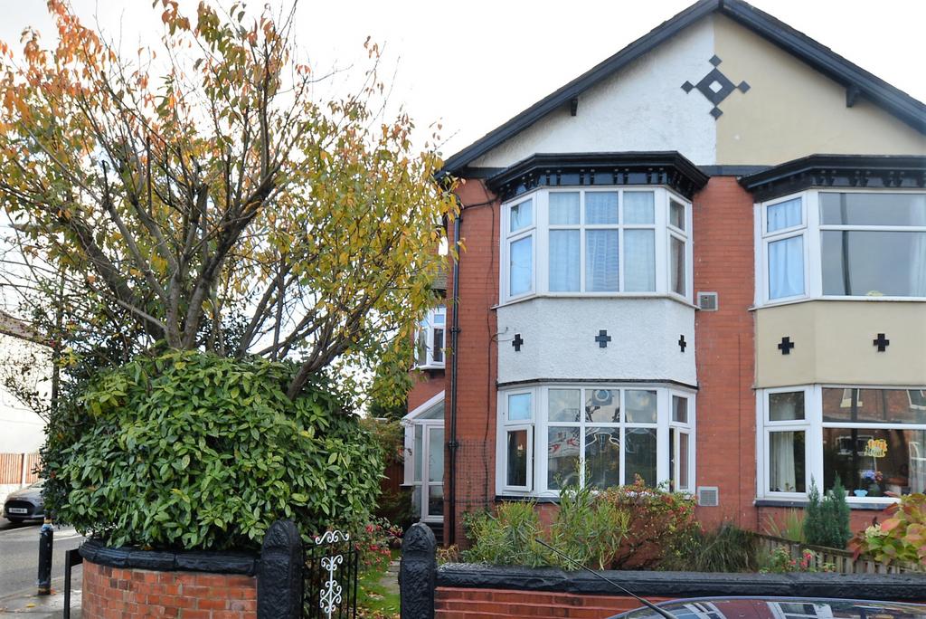 Derbyshire Lane, Stretford, M32 4 bed semidetached house £425,000
