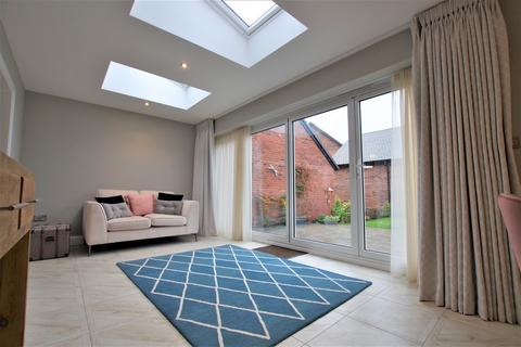 12 Buttercup Close, Uttoxeter, ST14 7TA