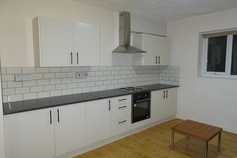 3 bedroom apartment to rent, Conyngham Rd