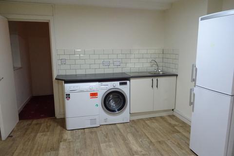 3 bedroom apartment to rent, Conyngham Rd