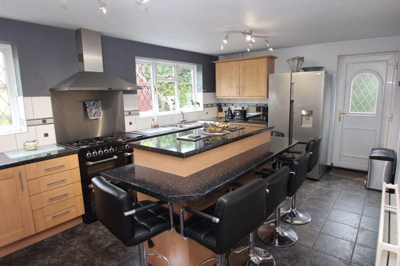 Weatheroak Close, Redditch 4 bed detached house £420,000
