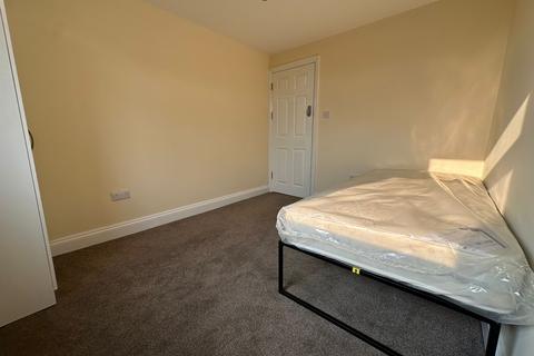 1 bedroom in a house share to rent, London E15