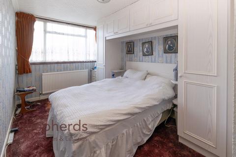 15 Stains Close, Cheshunt, Waltham Cross, EN8 9JJ