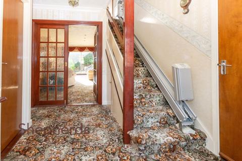 15 Stains Close, Cheshunt, Waltham Cross, EN8 9JJ