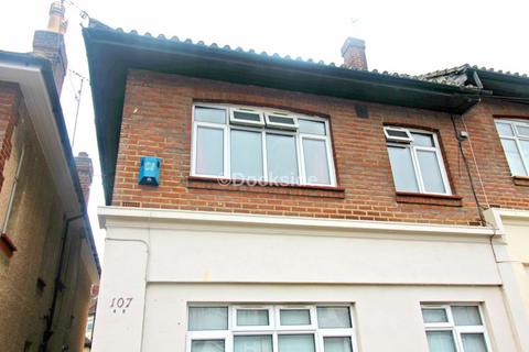 2 bedroom flat to rent, Boundary Road, Chatham