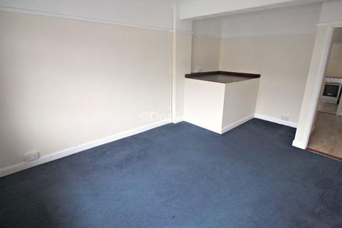 2 bedroom flat to rent, Boundary Road, Chatham