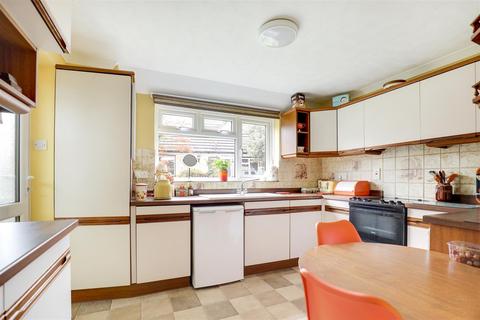 25 Adelaide Drive, Sittingbourne, ME10 1YE