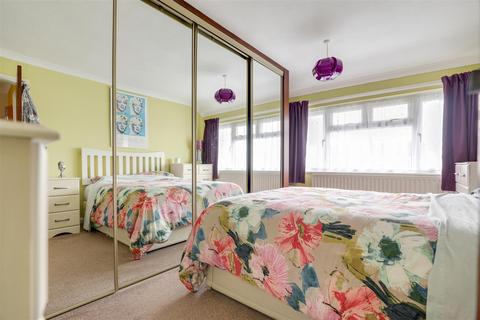 25 Adelaide Drive, Sittingbourne, ME10 1YE