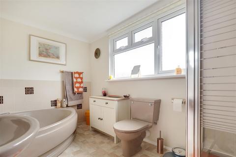 25 Adelaide Drive, Sittingbourne, ME10 1YE