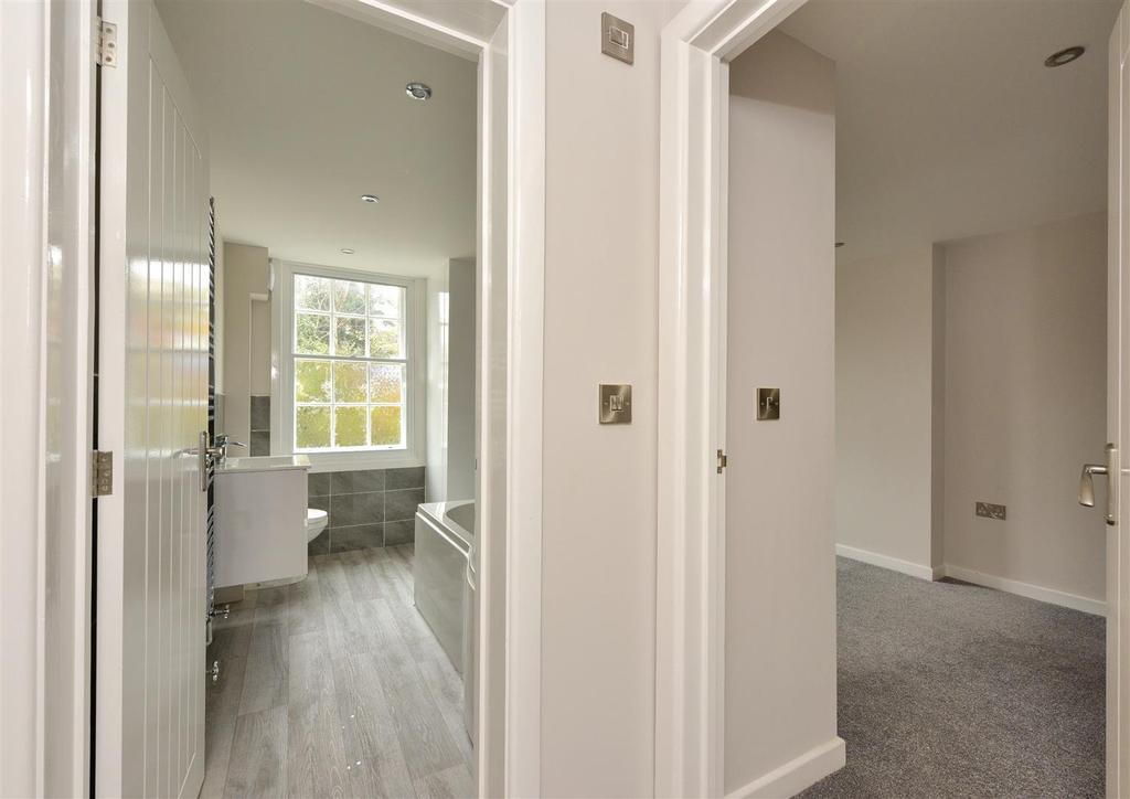 Apartment 4 001.jpg