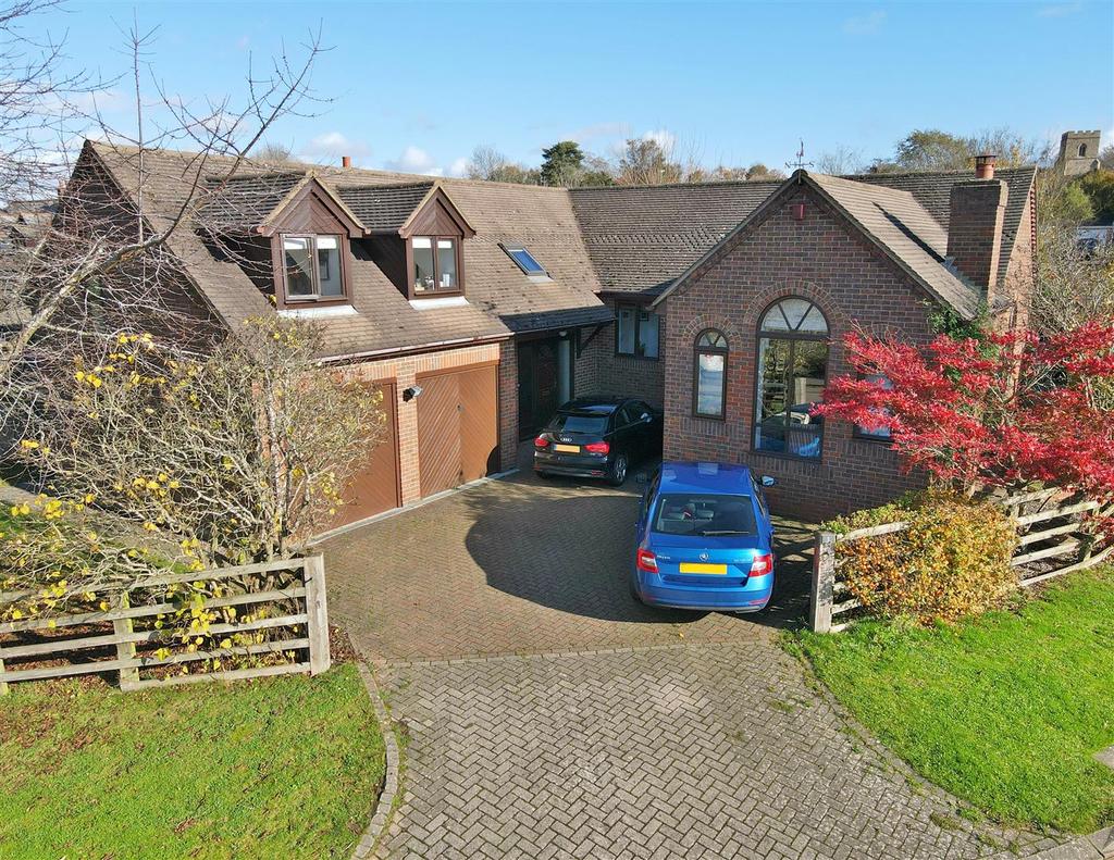 Lucy Lane, Loughton, Milton Keynes 4 bed detached house £1,850 pcm (£