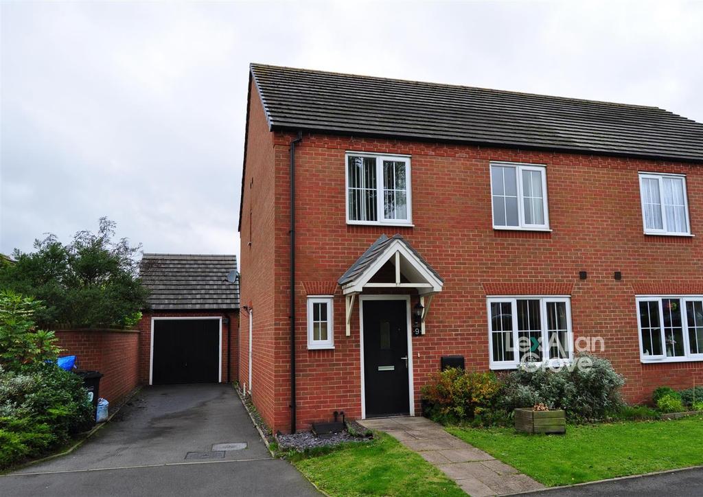 Thatchers Barn Drive, Halesowen 4 bed semidetached house £305,000