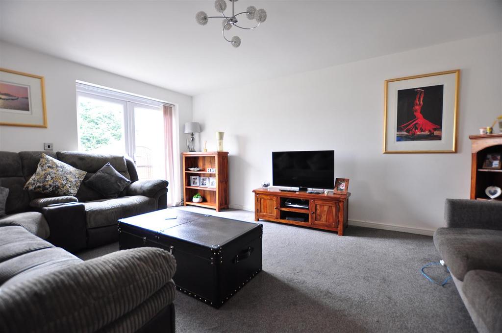 Thatchers Barn Drive, Halesowen 4 bed semidetached house £305,000