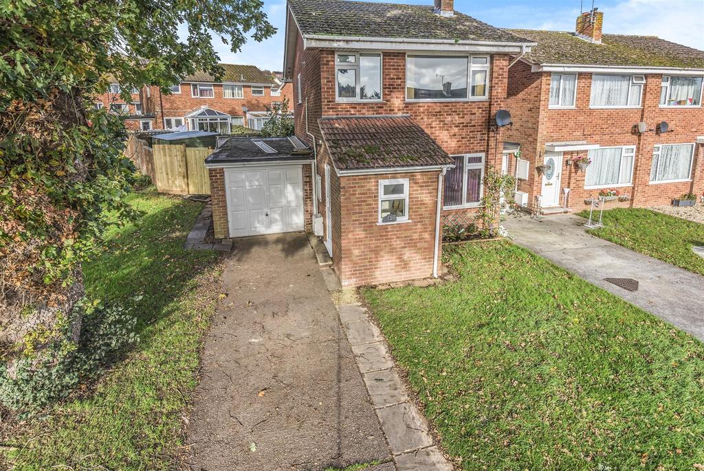 Willow Walk, Crediton 3 bed detached house £245,000