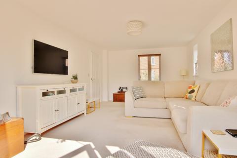 135 Cutforth Way, Romsey, SO51 0BG