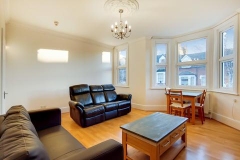 3 bedroom flat to rent, Dynham Road, West Hampstead NW6