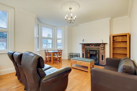 3 bedroom flat to rent, Dynham Road, West Hampstead NW6