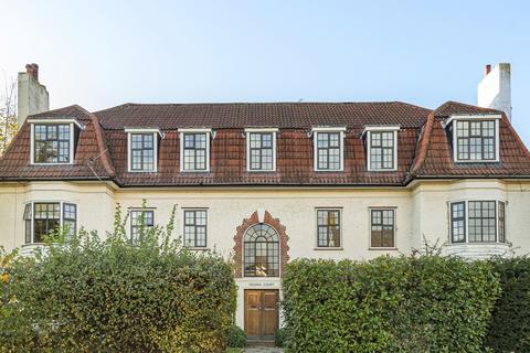4, Regina Court Gloucester Road, Teddington, TW11 0NX