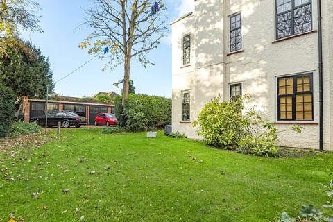 4, Regina Court Gloucester Road, Teddington, TW11 0NX