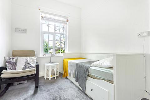 4, Regina Court Gloucester Road, Teddington, TW11 0NX