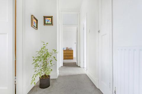 4, Regina Court Gloucester Road, Teddington, TW11 0NX