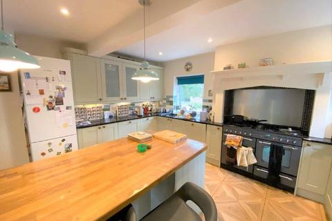 5 bedroom detached house to rent, Wokingham Road, Earley, Reading, Berkshire, RG6