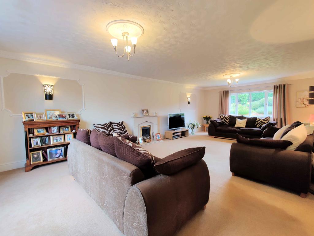 Southfield, 7A Southedge Close, Hipperholme HX3 8DW 6 bed detached