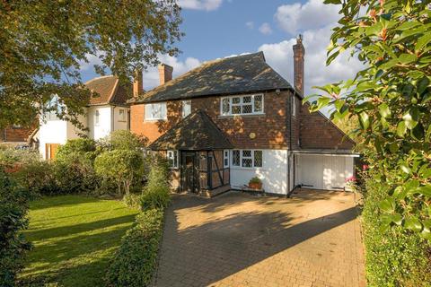 40 Greenways, Esher, KT10 0QD
