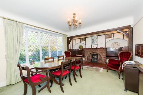 40 Greenways, Esher, KT10 0QD