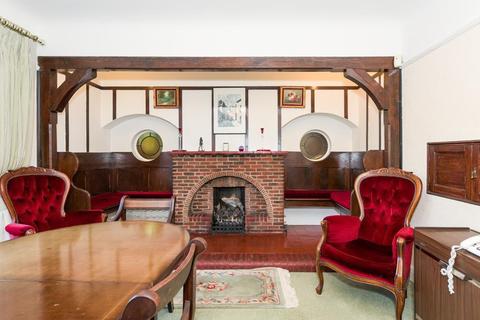 40 Greenways, Esher, KT10 0QD