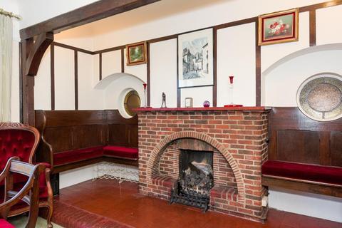 40 Greenways, Esher, KT10 0QD