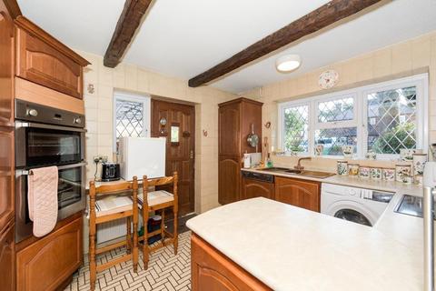 40 Greenways, Esher, KT10 0QD