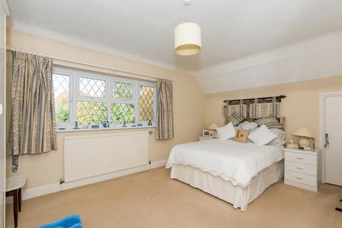 40 Greenways, Esher, KT10 0QD