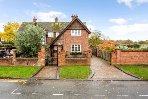 8 The Willows, Windsor, SL4 5UA