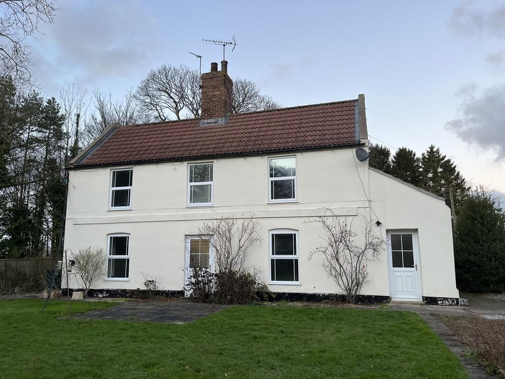 Louth Park Farms, Keddington, Louth. LN11 7HL 3 bed link detached house