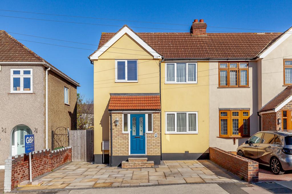 Glebe Way, Hornchurch 3 bed semidetached house £400,000