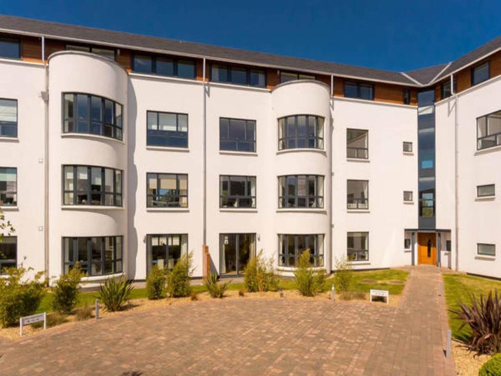 Brighouse Park Cross, Cramond, Edinburgh 2 bed flat £1,550 pcm (£358 pw)