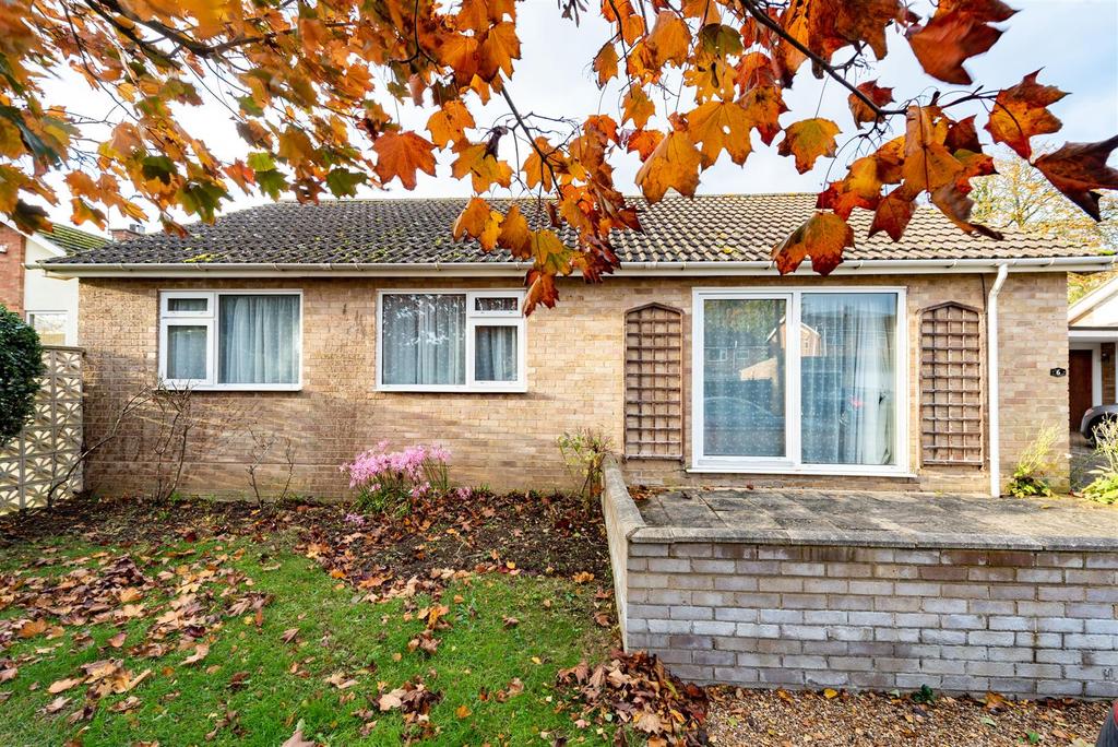 6 Churchill Avenue, Hadleigh 3 bed semidetached bungalow £295,000