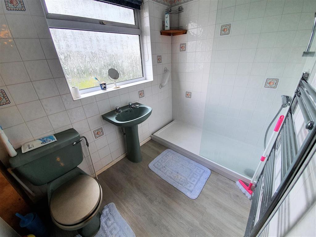 38 Holcombe Crescent shower room .jpg