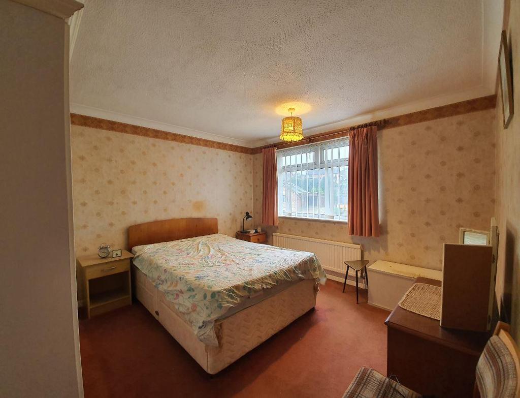 38 Holcome Cresent - master bedroom.JPG