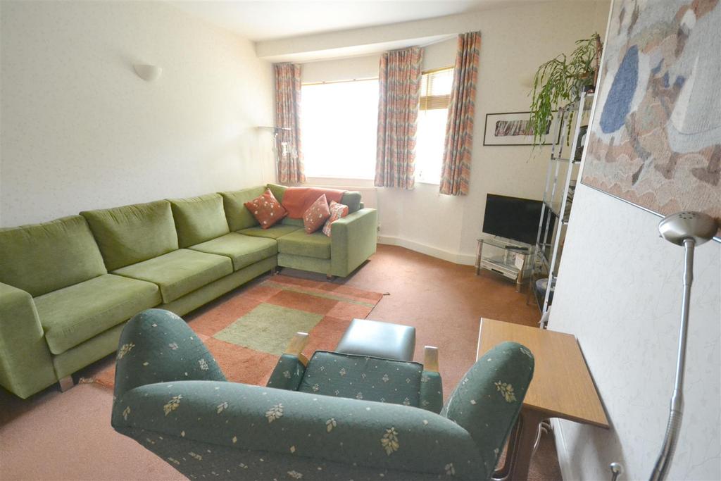 24 elmfield ave 008.JPG
