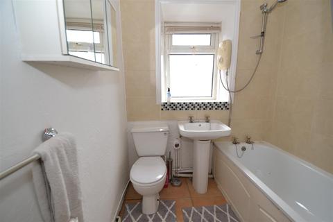 5 Brecks, Clayton, Bradford, BD14 6DY