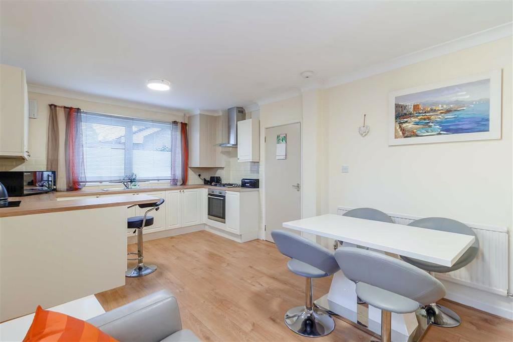 Beech Grove, Chepstow, Monmouthshire, NP16 5 bed detached house £450,000