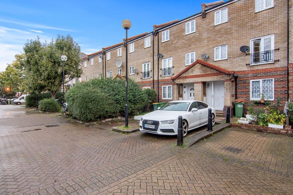 Tollgate Road, Beckton, London, E6 3 bed townhouse for sale £425,000