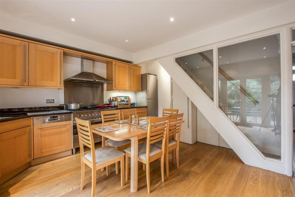 First cross road, Twickenham 3 bed terraced house £2,100 pcm (£485 pw)
