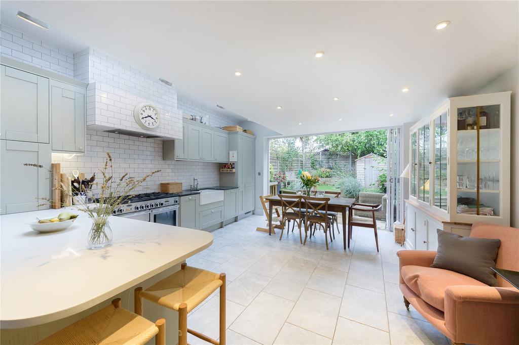 Newton Avenue, Acton, London, W3 4 bed terraced house £3,796 pcm (£