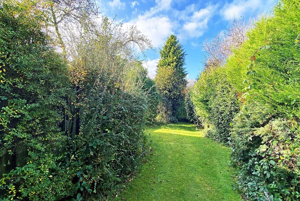 Vaudrey Drive, Timperley, Cheshire 3 bed semidetached house £300,000