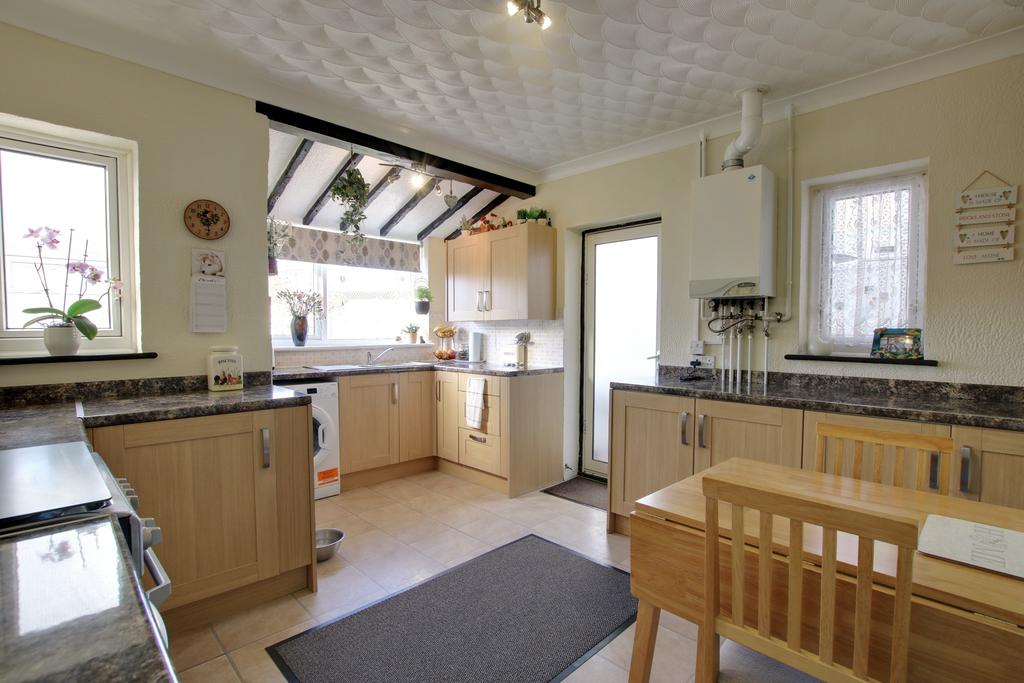 HILLSON DRIVE, FAREHAM 2 bed semidetached bungalow £279,950